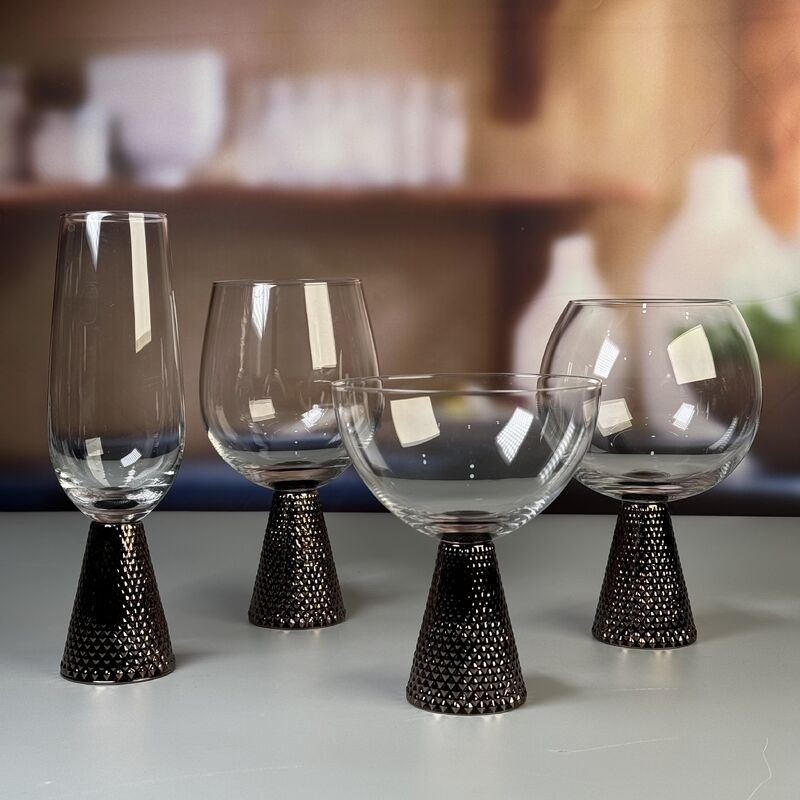 qualité Un ensemble de verres à base de diamant en argent électroplaté unique d'art moderne conçu pour des expériences culinaires de luxe dans les restaurants bars et événements usine