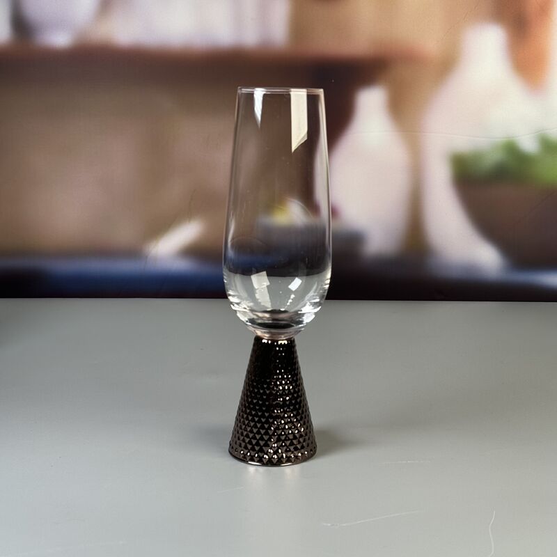 qualité Un ensemble de verres à base de diamant en argent électroplaté unique d'art moderne conçu pour des expériences culinaires de luxe dans les restaurants bars et événements usine