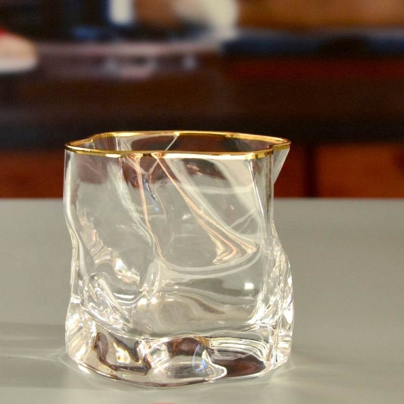 qualité Un verre de whisky fait à la main avec une bordure en or usine