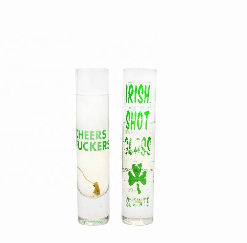 qualité De longs verres de cocktail au cristal étincelant avec un décolleté de couleur usine