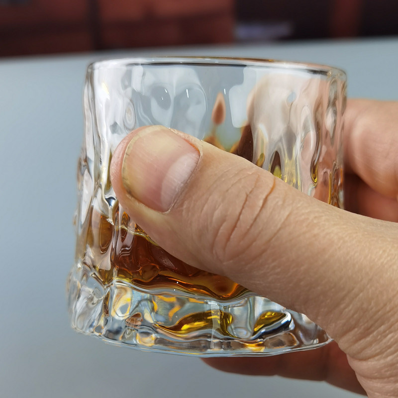 qualité Un verre de whisky artisanal en relief sans plomb usine