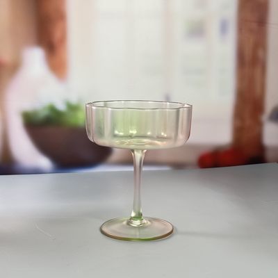 qualité 190 ml de verre Martini personnalisé couleur pulvérisée Tri-color Gradient Coupe glacée Convient pour le cocktail et l'affichage de bar usine