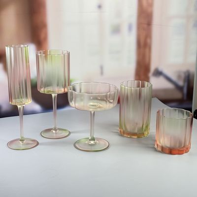 qualité 190 ml de verre Martini personnalisé couleur pulvérisée Tri-color Gradient Coupe glacée Convient pour le cocktail et l'affichage de bar usine