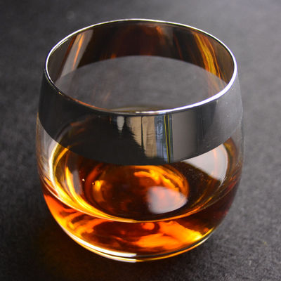 qualité Un verre rond de whisky fait à la main usine