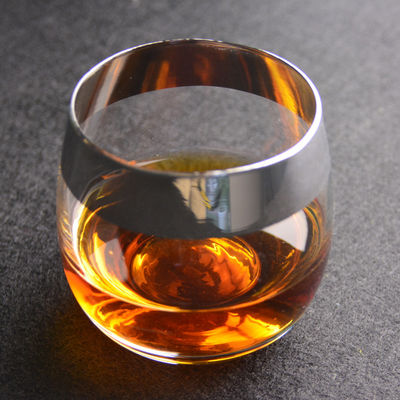 qualité Un verre rond de whisky fait à la main usine