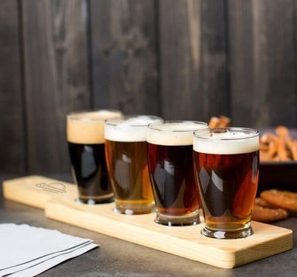 qualité Un kit de dégustation de bière artisanale à la main, un ensemble de verres de bière artisanale avec pagaie en bois. usine