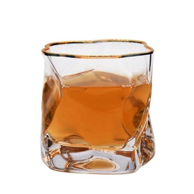 qualité Un verre de whisky fait à la main avec une bordure en or usine