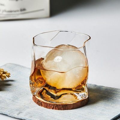 qualité Un verre de whisky fait à la main avec une bordure en or usine