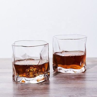 qualité Un verre de whisky fait à la main avec une bordure en or usine