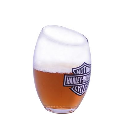 qualité Un verre de whisky fait à la main avec un logo en couleur. usine