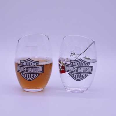 qualité Un verre de whisky fait à la main avec un logo en couleur. usine