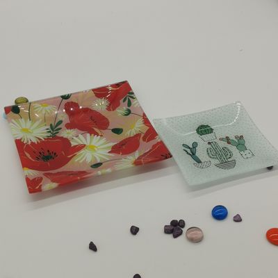 qualité Personnalisez la couleur dans les assiettes en verre carré. usine