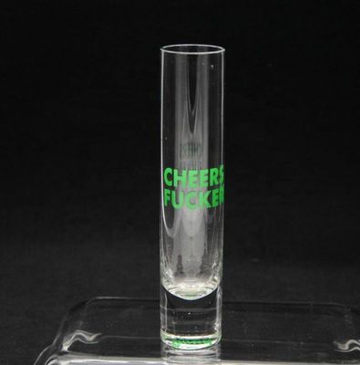 qualité De longs verres de cocktail au cristal étincelant avec un décolleté de couleur usine