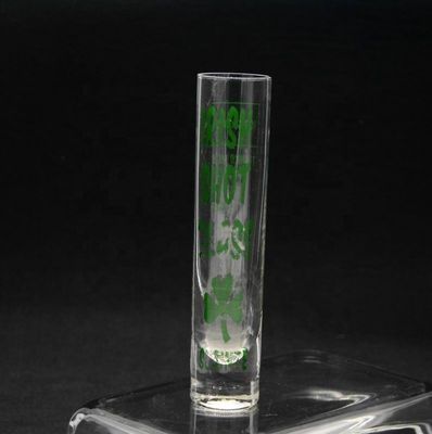 qualité De longs verres de cocktail au cristal étincelant avec un décolleté de couleur usine