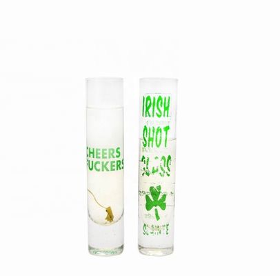 qualité De longs verres de cocktail au cristal étincelant avec un décolleté de couleur usine