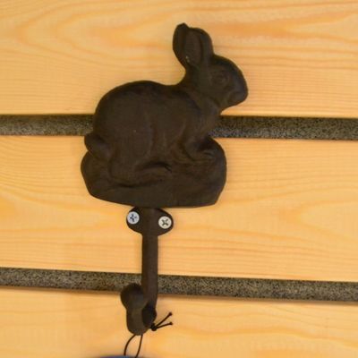 qualité C'est un vieux lapin mignon, un chapeau en fer forgé, des crochets en fer forgé. usine