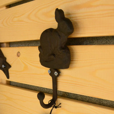 qualité C'est un vieux lapin mignon, un chapeau en fer forgé, des crochets en fer forgé. usine