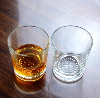 qualité Bouteille en gros Concise Tumbler Verres à boire personnalisés en relief de fleurs double vieille tasse de verre usine