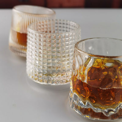 qualité Un verre de whisky artisanal en relief sans plomb usine