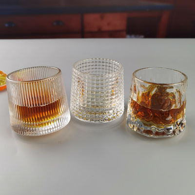 qualité Un verre de whisky artisanal en relief sans plomb usine