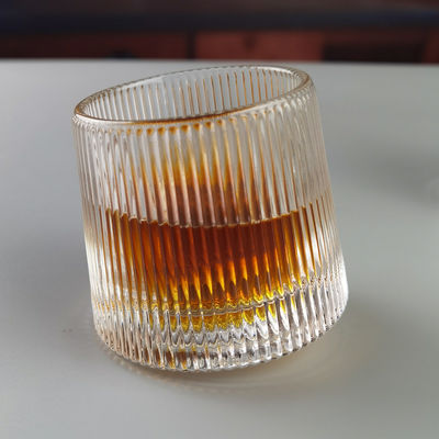 qualité Un verre de whisky artisanal en relief sans plomb usine